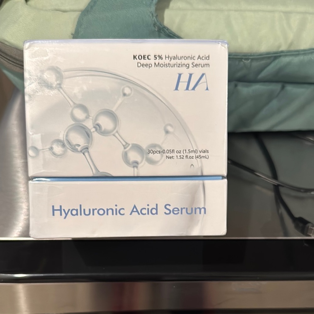 White Moisturizer with Minimalist Design and Hydrating Formula